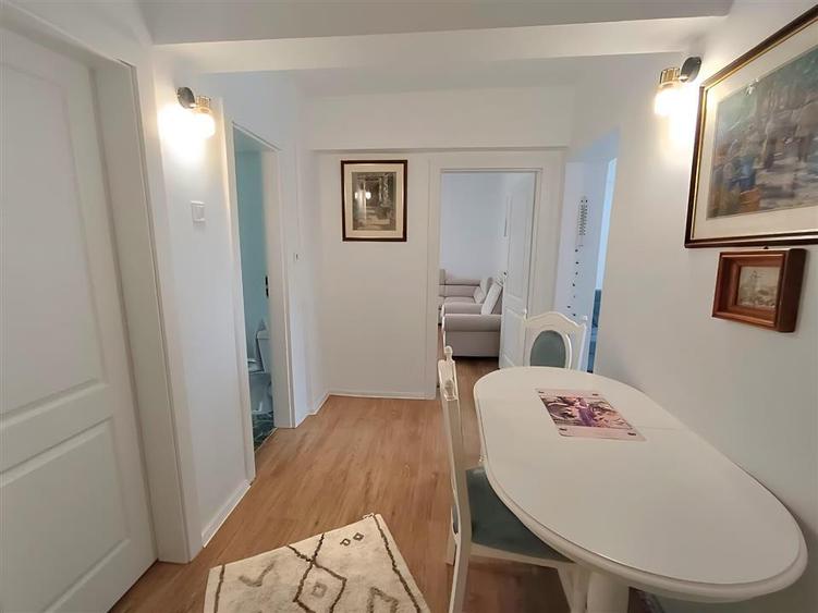 Apartament cu 3 camere semidecomandat, mobilat în Central