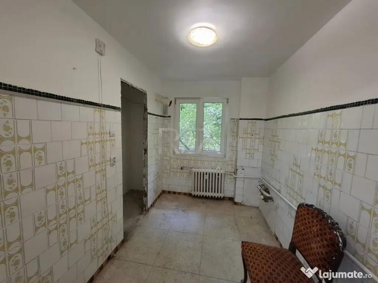 Apartament cu 3 camere semidecomandat în Apusului