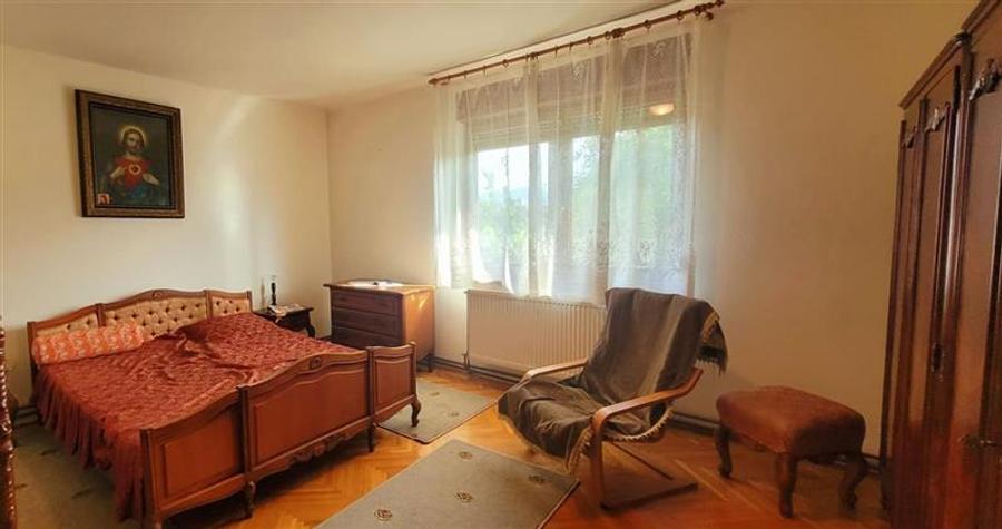 Casă individuală cu 5 camere cu Teren 705 Mp în Central