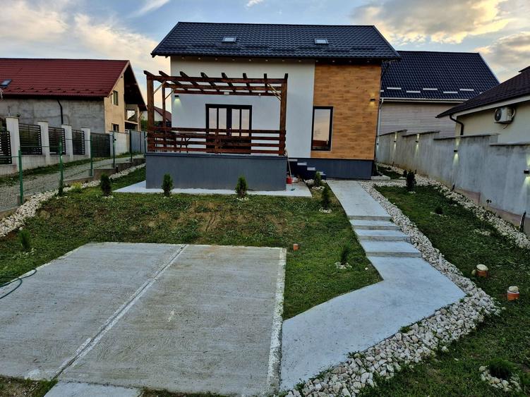 Casă cu 4 camere în Bascov