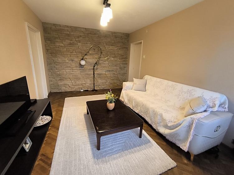 Apartament cu 4 camere semidecomandat în Central