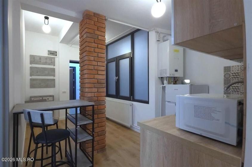 Apartament cu 5 camere semidecomandat, mobilat în Central