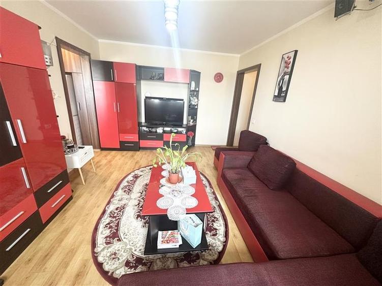 Apartament cu 3 camere semidecomandat, mobilat în Inel I