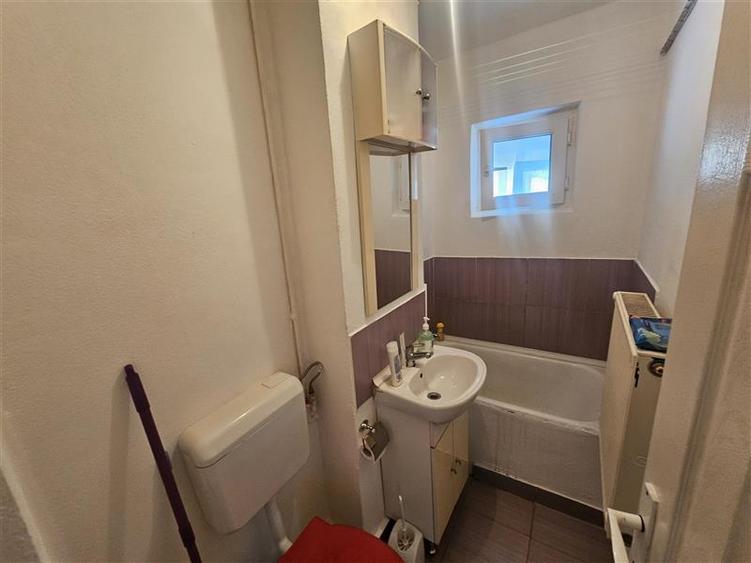 Garsonieră decomandată, mobilată în Micro IV