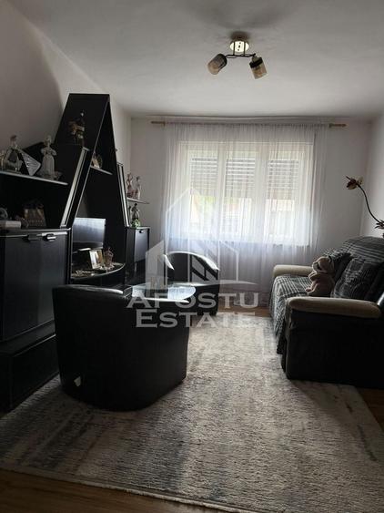 Casă individuală cu 7 camere cu Canalizare în Central