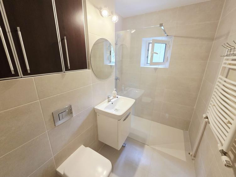 Apartament cu 3 camere decomandat în Piața Centrală