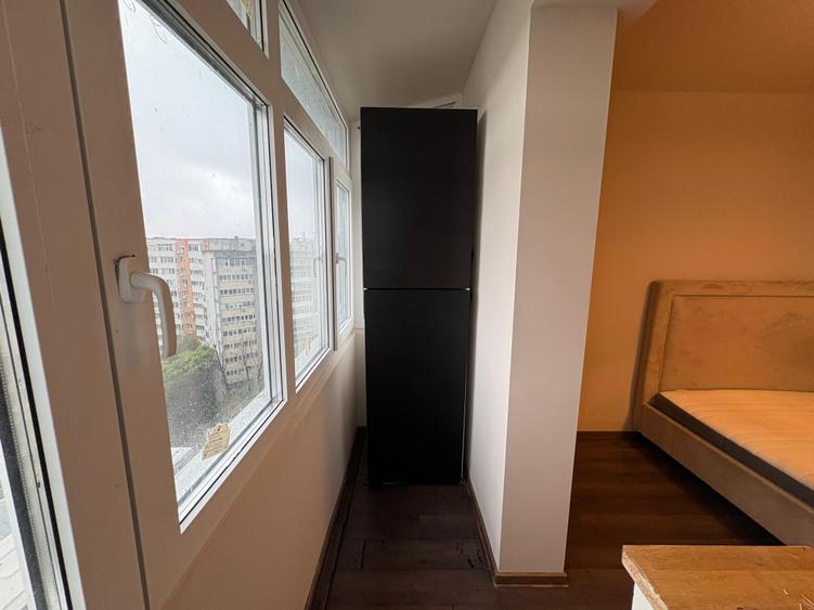 Apartament cu 3 camere semidecomandat în Tineretului