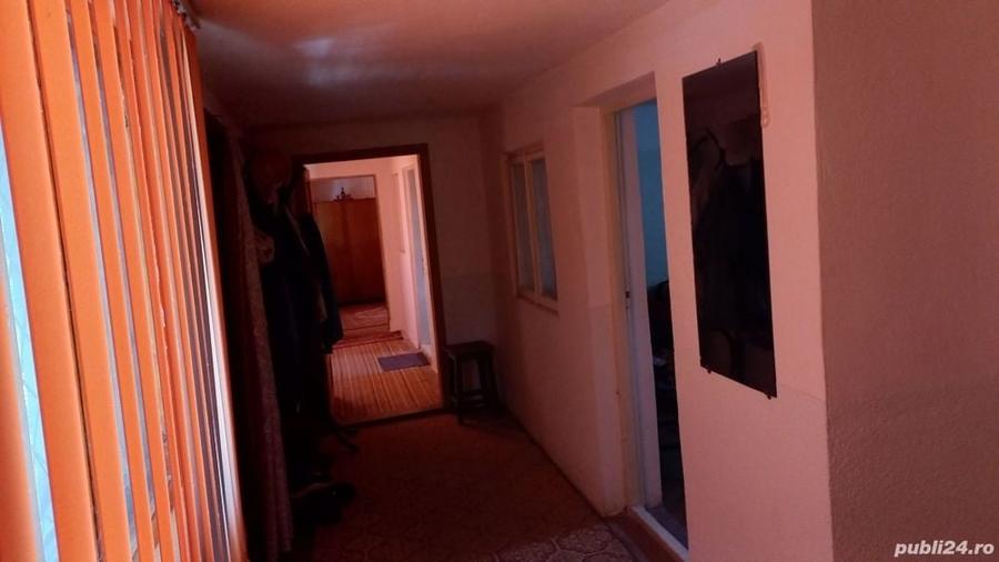 Casă cu 3 camere în Poienarii Burchii