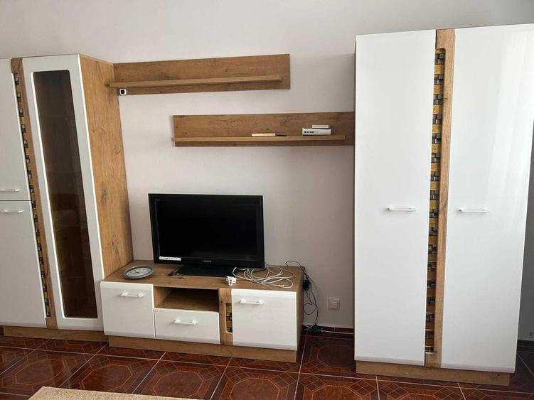 Apartament cu 3 camere semidecomandat în Iancului