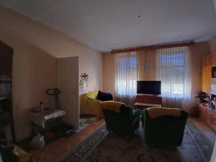 Casă individuală cu 5 camere cu Canalizare în Est