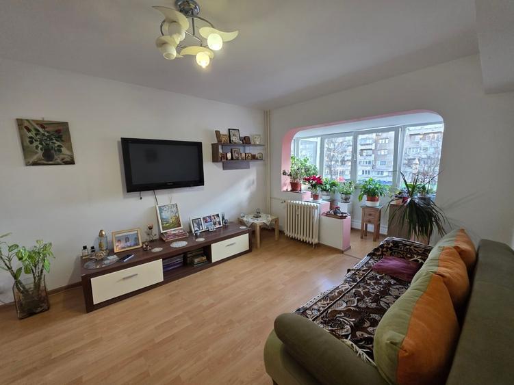Apartament cu 4 camere semidecomandat în P-ța Gorjului