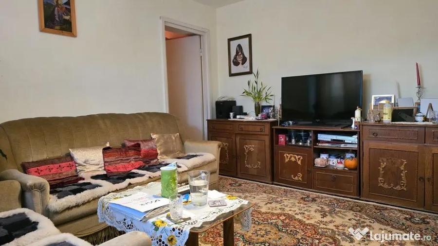 Apartament cu 4 camere semidecomandat în Gojdu