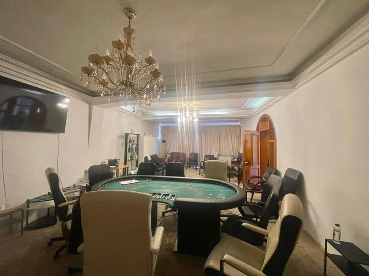 Casă cu 8 camere cu Garaj în Barbu Văcărescu