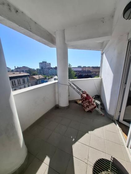 Apartament cu 3 camere decomandat în Boul Roșu