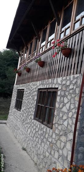 Casă cu 2 camere cu Teren 1800 Mp în Posești