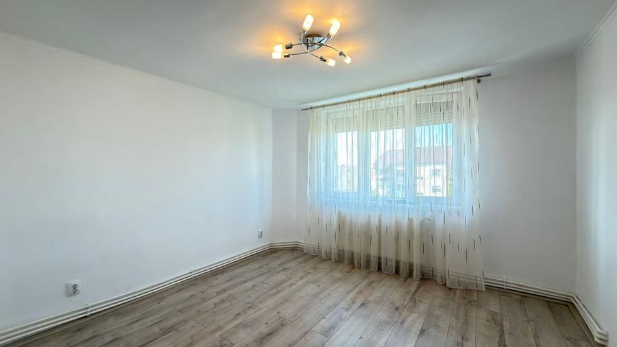 Apartament cu 3 camere semidecomandat, mobilat în Central