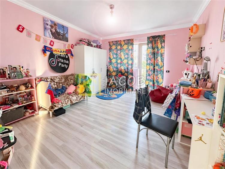 Casă cu 5 camere cu Teren 1179 Mp în Izvoare