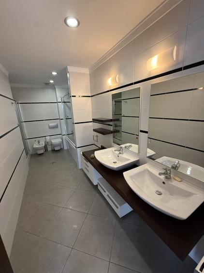 Apartament cu 5 camere decomandat în Lacul Tei