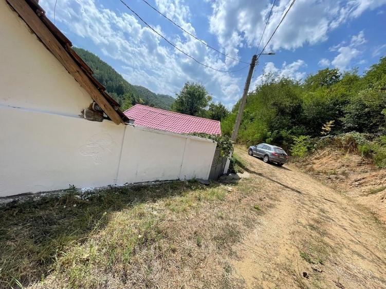 Casă cu 4 camere cu Teren 1000 Mp în Podeni