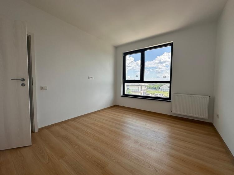 Apartament cu 4 camere semidecomandat în Bragadiru