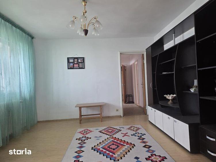 Apartament cu 3 camere semidecomandat, mobilat în Dristor