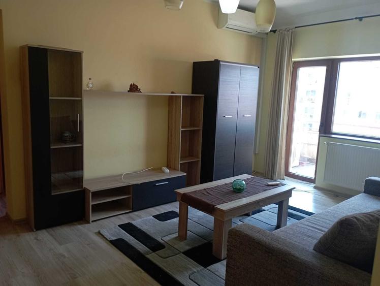 Apartament cu 3 camere decomandat în Zăvoi