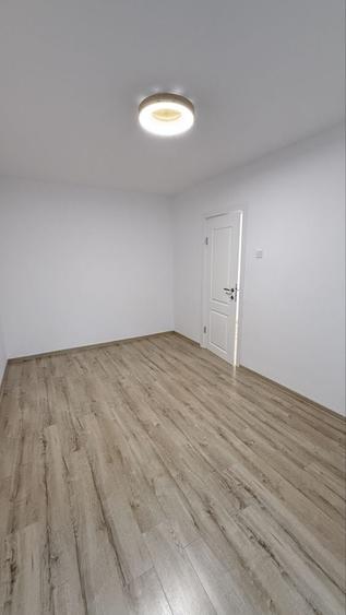 Apartament cu 3 camere semidecomandat în Cina