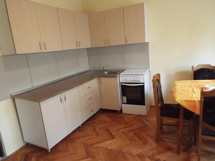 Casă cu 8 camere cu Teren 500 Mp în Iosia