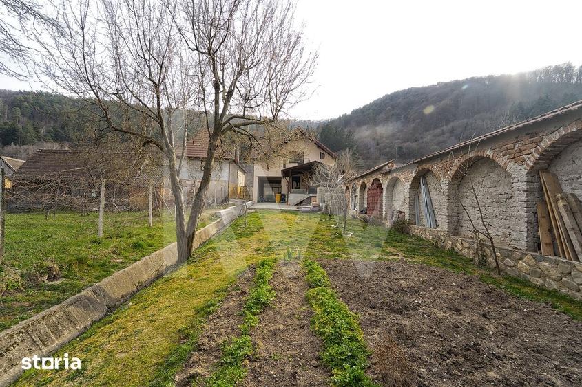 Casă cu 4 camere semidecomandat cu Canalizare în Est
