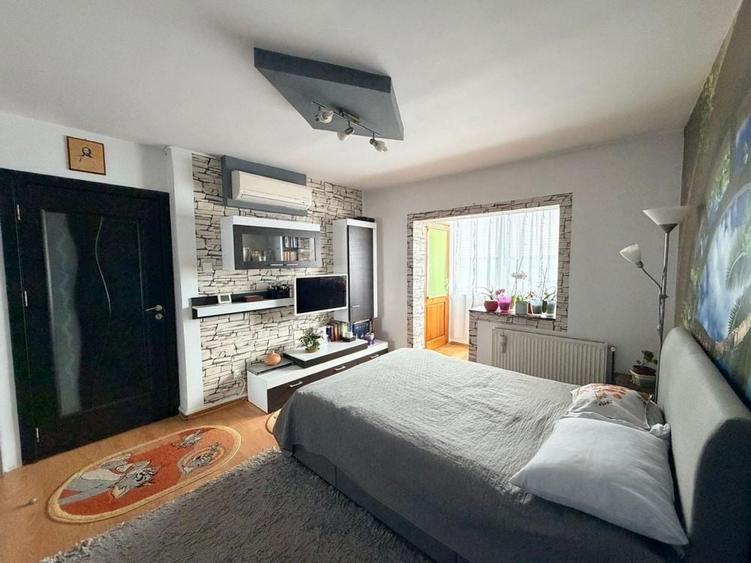 Apartament cu 3 camere decomandat în Coman