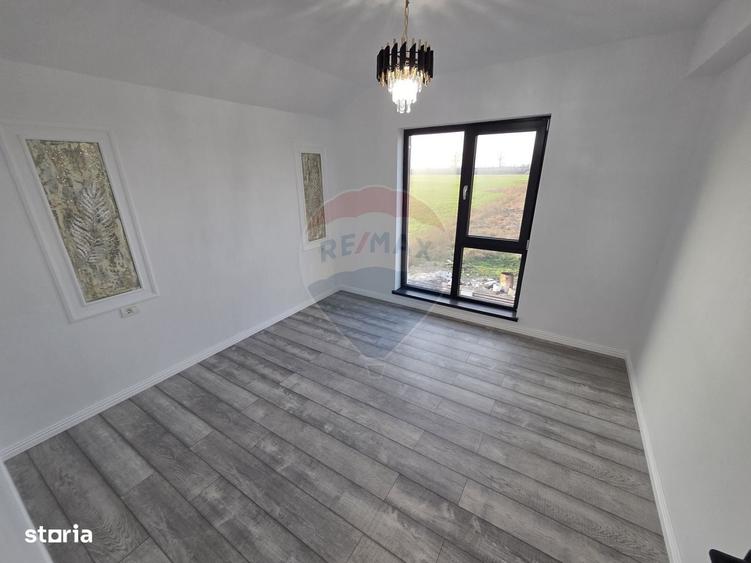 Casă cu 4 camere în Petrești