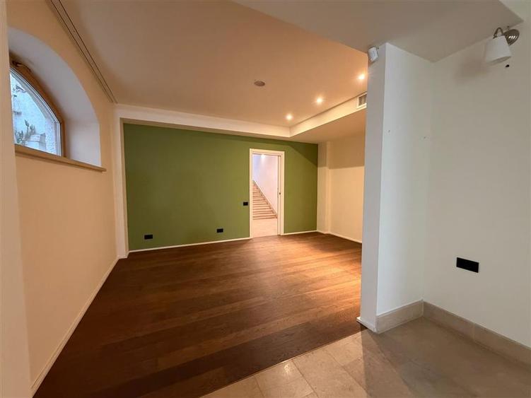 Casă individuală cu 12 camere cu Teren 200 Mp în Dorobanți