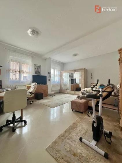 Casă cu 9 camere cu Teren 578 Mp în Ghiroda