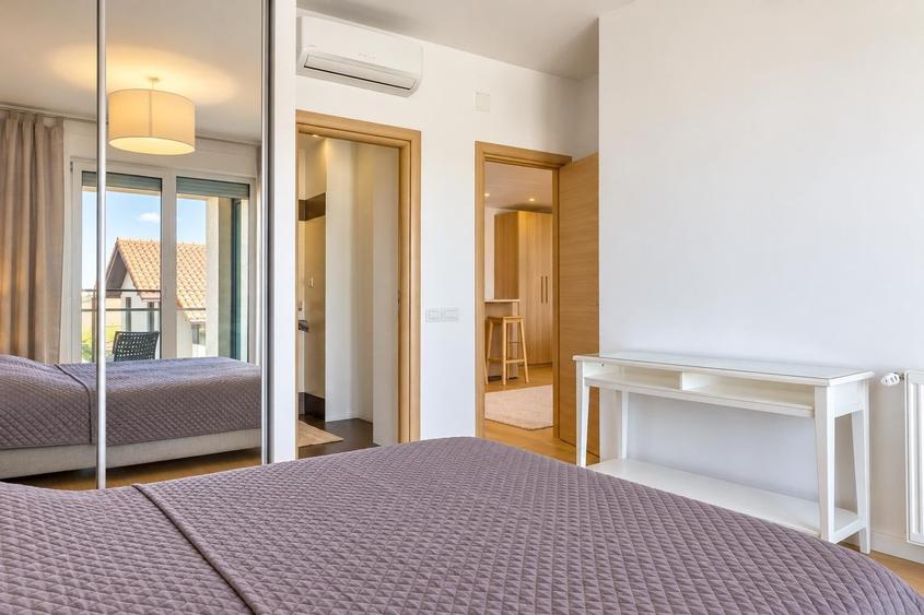 Apartament cu 2 camere semidecomandat, mobilat în Băneasa