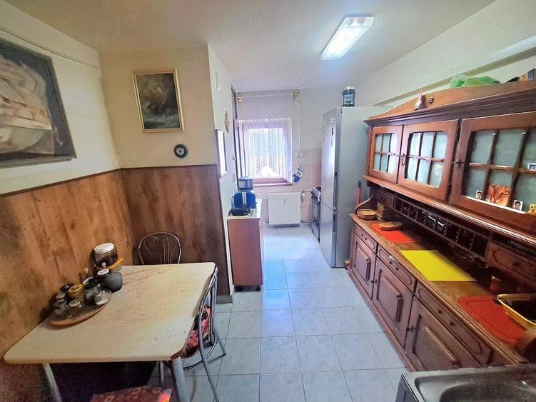 Apartament cu 3 camere decomandat în Intim