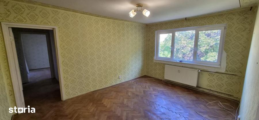 Apartament cu 3 camere semidecomandat în Circumvalațiunii