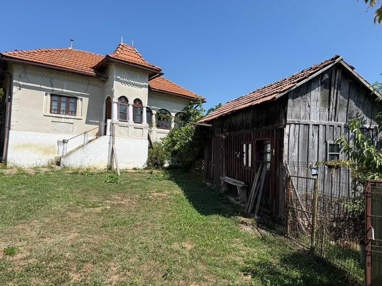 Casă cu 4 camere în Hârtiești