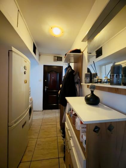 Apartament cu 3 camere semidecomandat, mobilat în Girocului