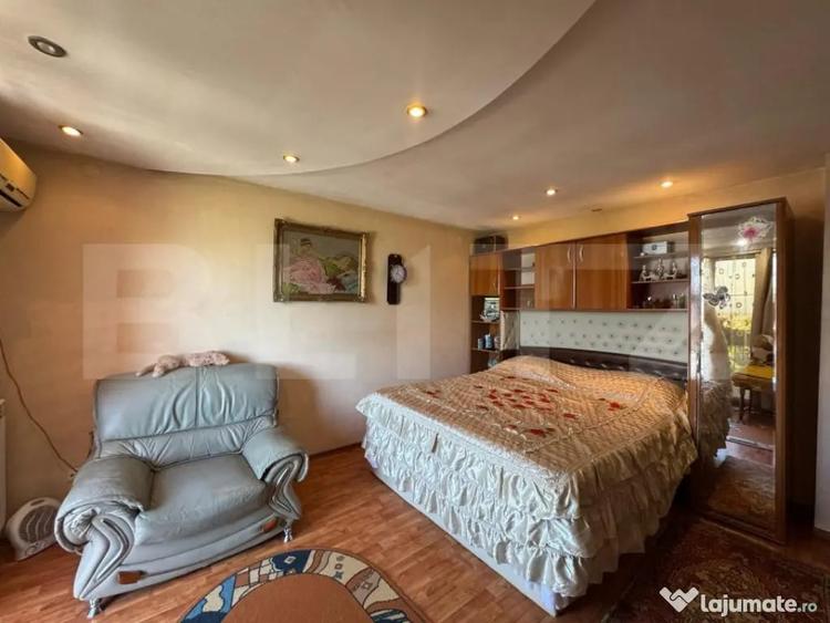 Casă cu 9 camere cu Teren 303 Mp în Central