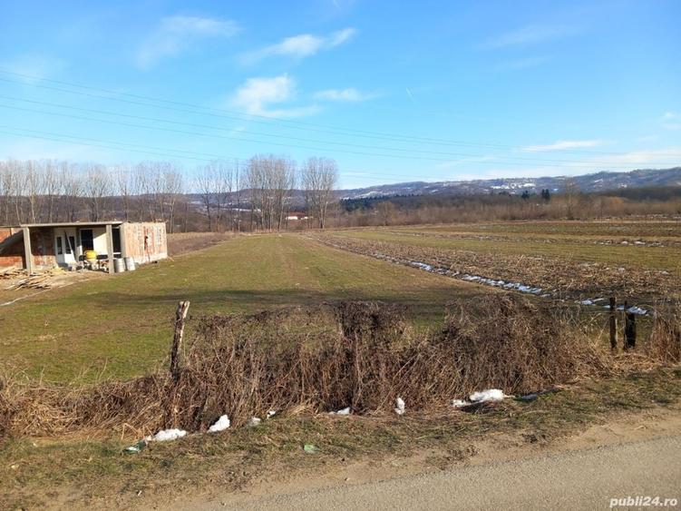 Teren de 2500 mp, în Mihăești