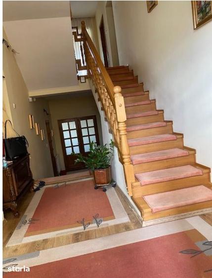 Casă cu 8 camere cu Teren 1450 Mp în Păulești