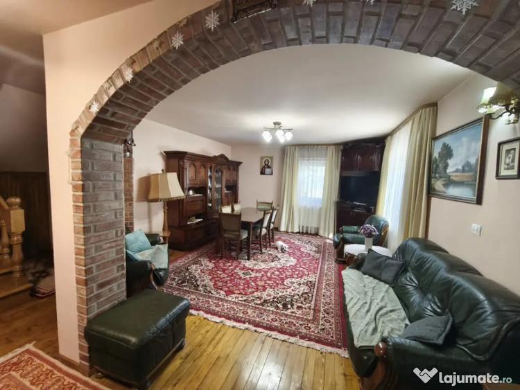 Casă cu 5 camere cu Teren 1500 Mp în Central