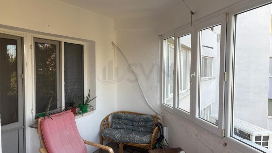 Apartament cu 3 camere semidecomandat, mobilat în P-ța Victoriei