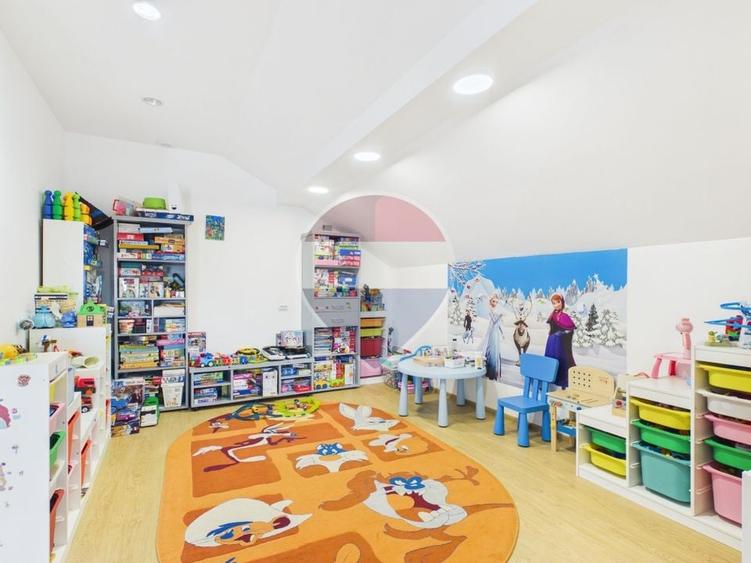 Casă individuală cu 8 camere cu Teren 2220 Mp în Dârza