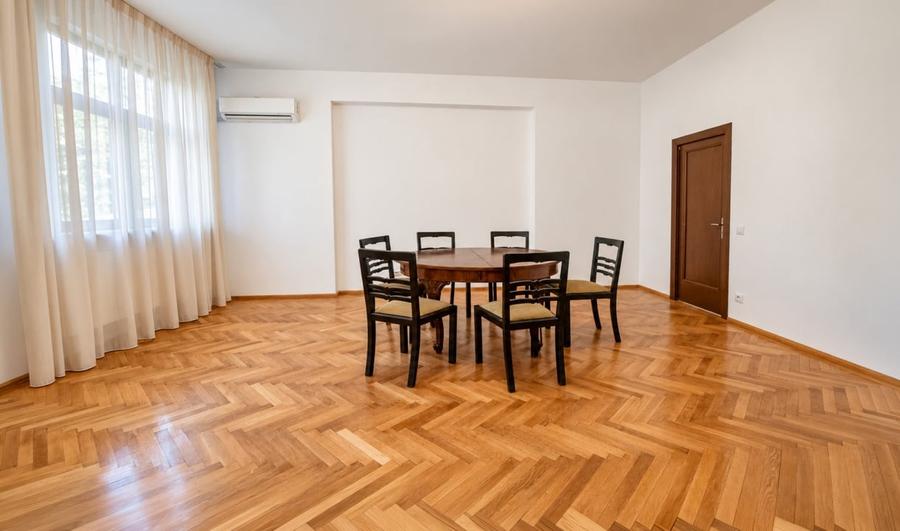 Apartament cu 4 camere decomandat în Polonă