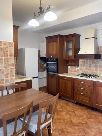 Apartament cu 3 camere decomandat, mobilat în Băneasa