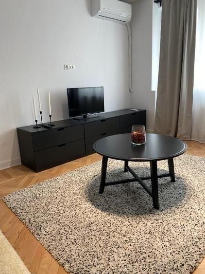 Apartament cu 3 camere semidecomandat, mobilat în Ștefan cel Mare