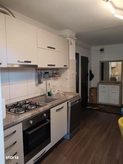 Apartament cu 3 camere decomandat în Siloz
