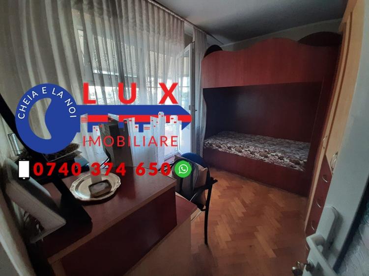 Apartament cu 3 camere decomandat în Piața Nouă
