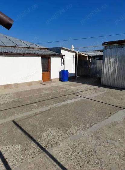 Casă cu 8 camere cu Teren 180000 Mp în Pietroiu